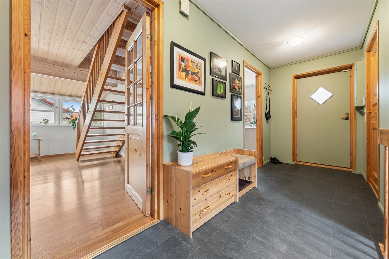 Vindfanget leder inn til en romslig hall med trappeforbindelse til loft og underetasje. Galleribilde