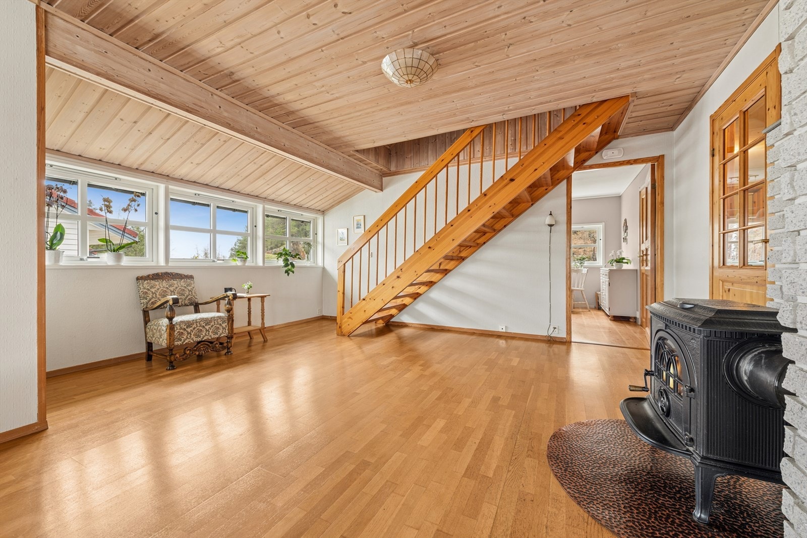 Gjennomgående materialvalg som heltre furudører skaper en helhetlig stil. Galleribilde