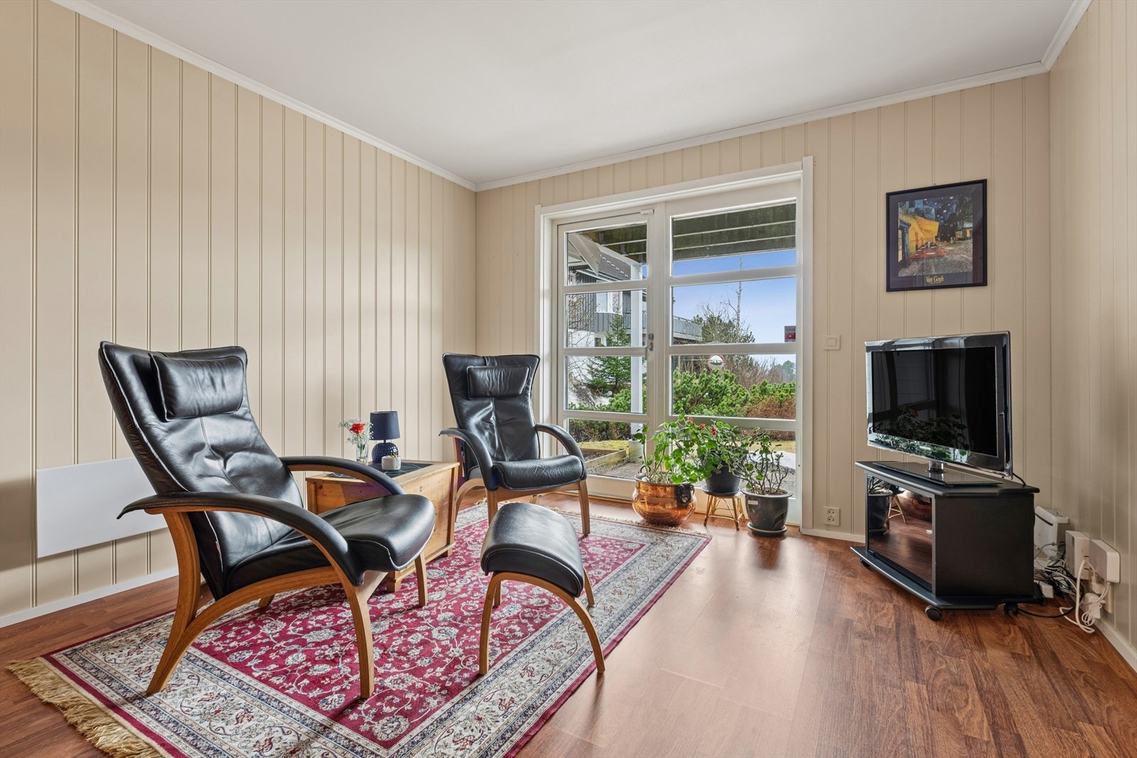 Fra kjellerstuen er det utgang til en overbygget, markterrasse og hagen. Galleribilde