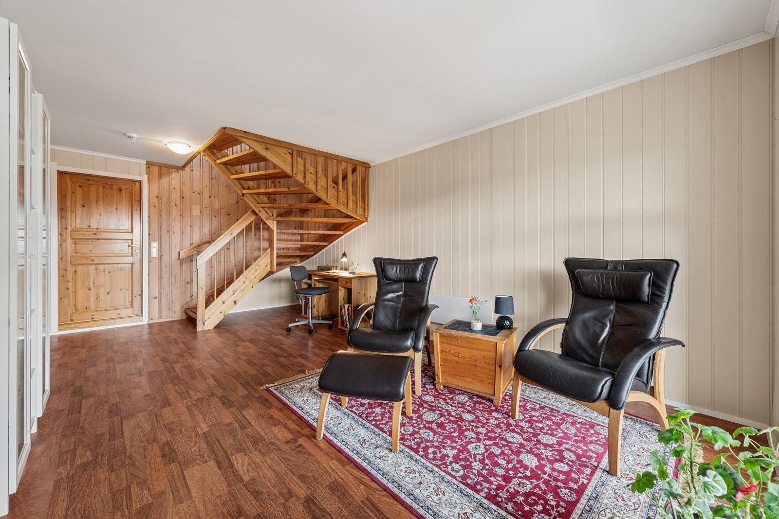 Gulvet i kjellerstuen er belagt med slitesterkt laminat. Galleribilde