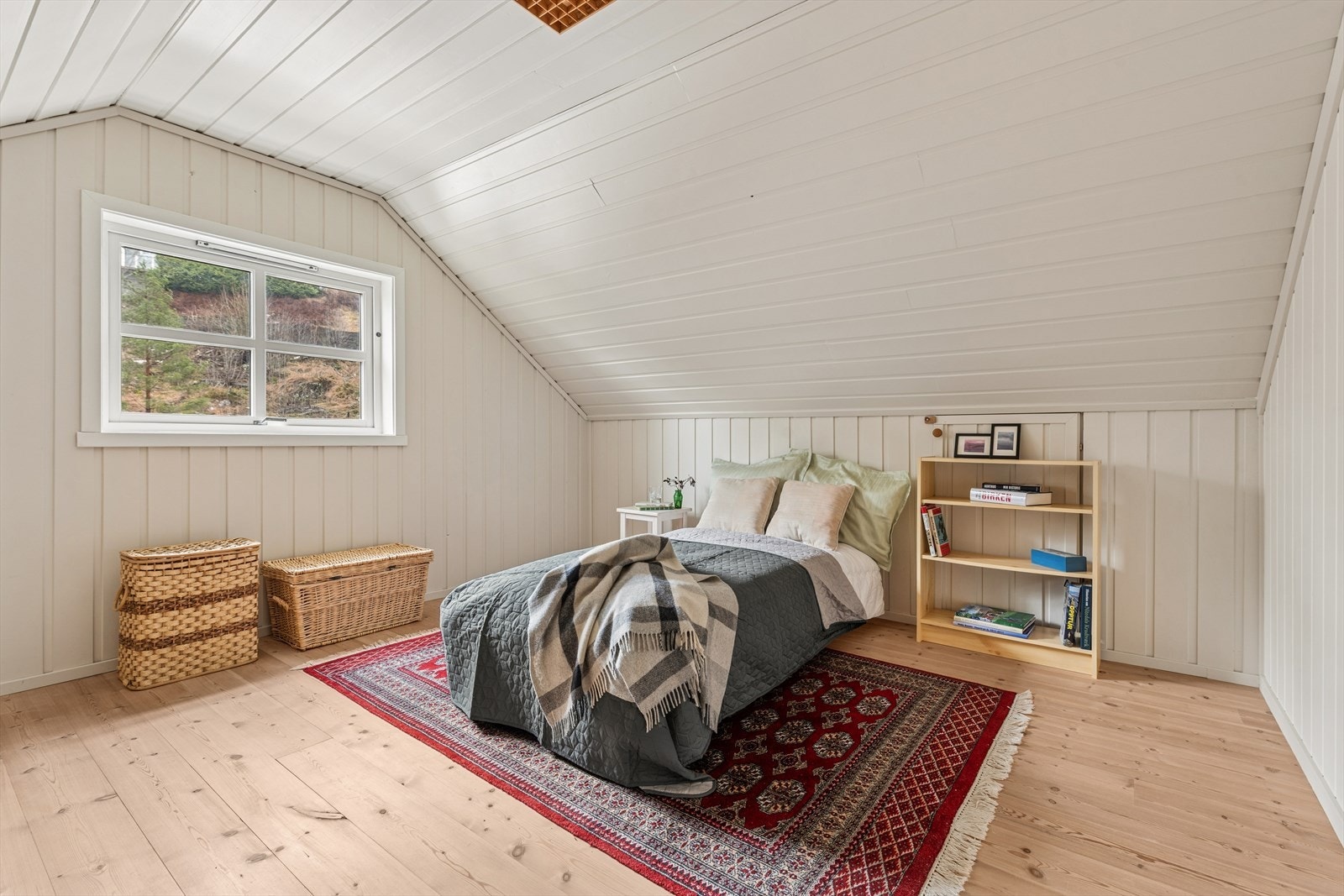 Gulvene på loftet er i hovedsak tregulv, som gir en klassisk og varig kvalitet. Galleribilde