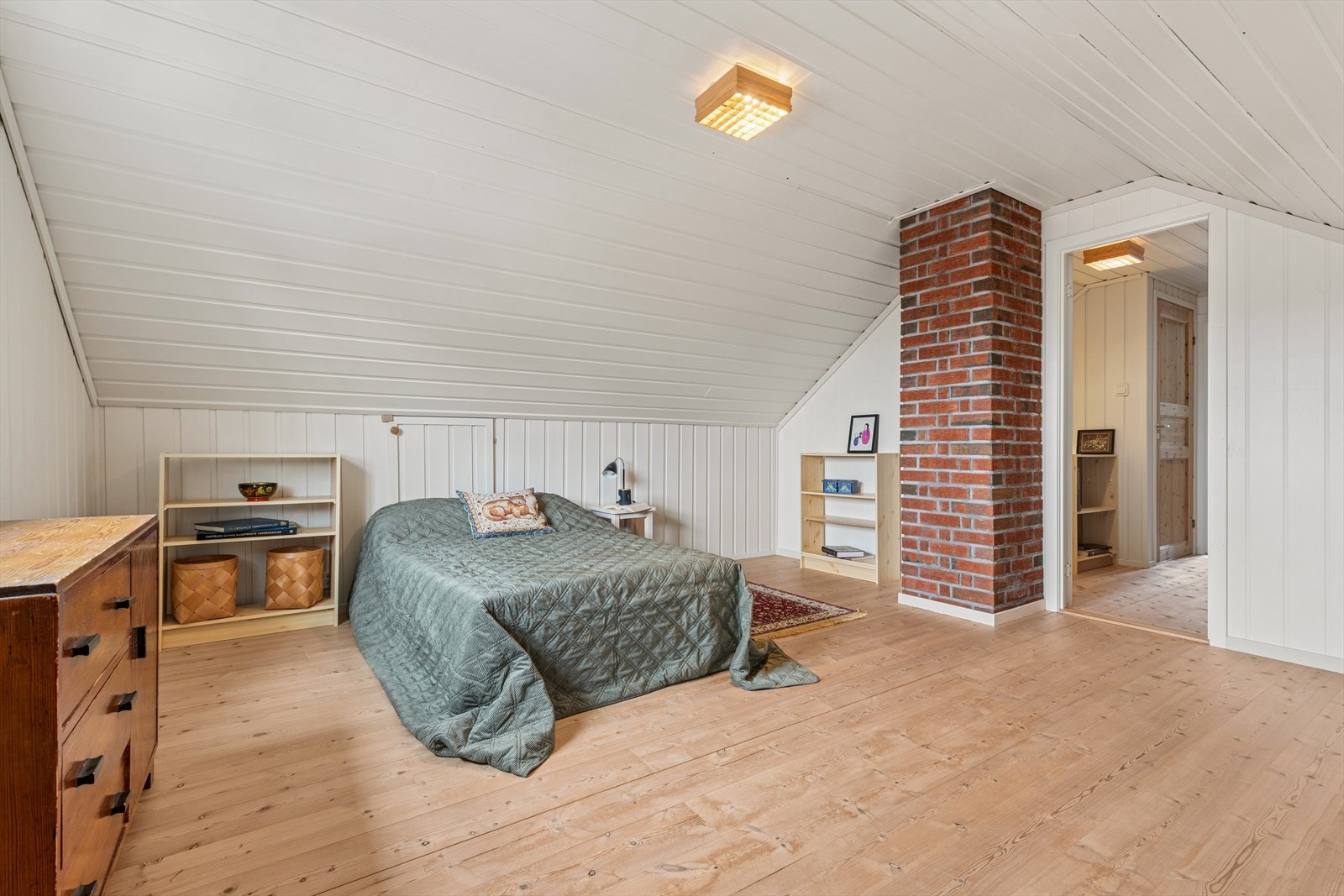 Loftet byr på et romslig areal med en takhøyde på opptil 2,22 meter. Galleribilde