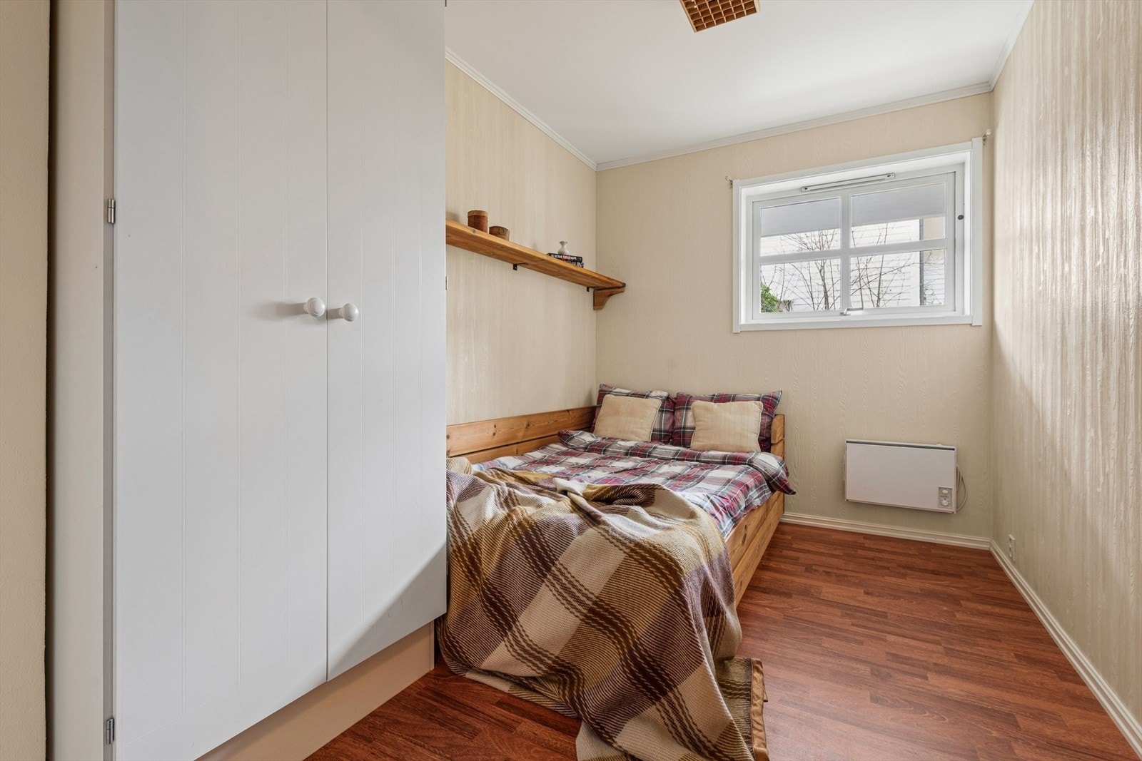 Det andre soverommet i etasjen egner seg godt som barnerom, gjesterom eller kontor. Galleribilde