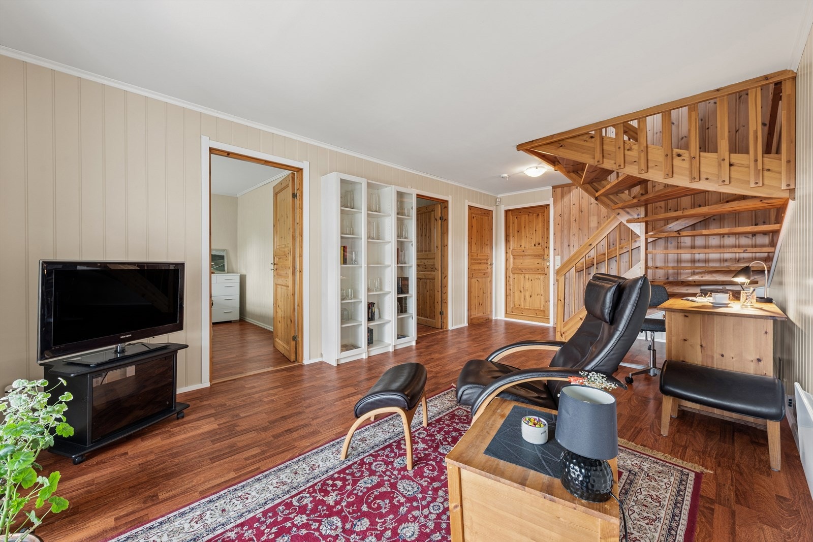 Kjellerstuen gir en ekstra sone for lek, TV-titting eller en rolig stund. Galleribilde