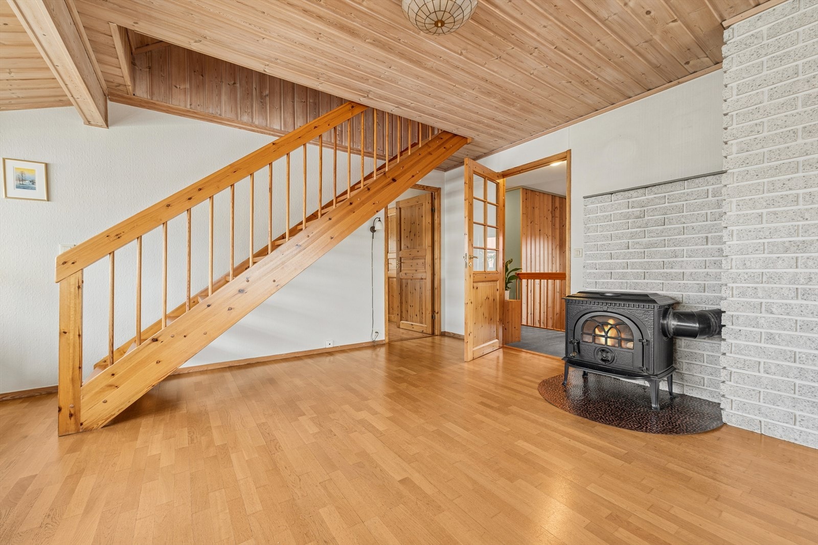 Den lakkerte tretrappen fra byggeåret forbinder boligens etasjer på en elegant måte. Galleribilde