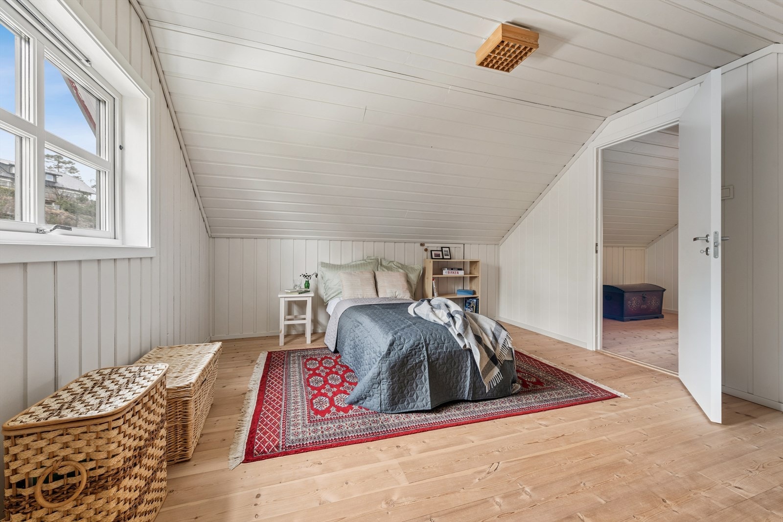 Rommene er lyse og har god plass til seng og møblement. Galleribilde