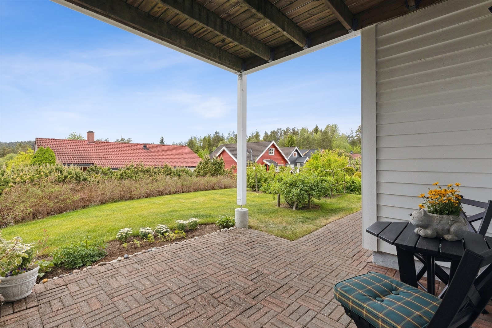 Under balkongen er det en skjermet uteplass med direkte tilgang fra kjellerstuen. Galleribilde