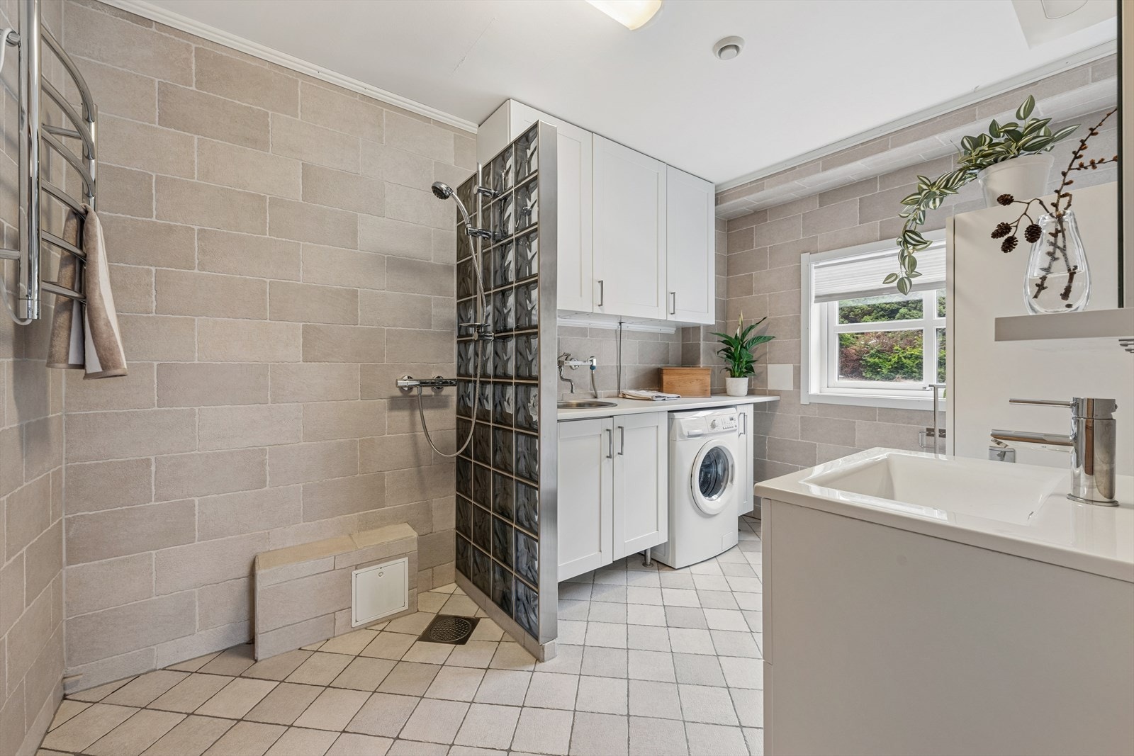 Rommet er utstyrt med dusj, servant, toalett og har opplegg for vaskemaskin. Galleribilde