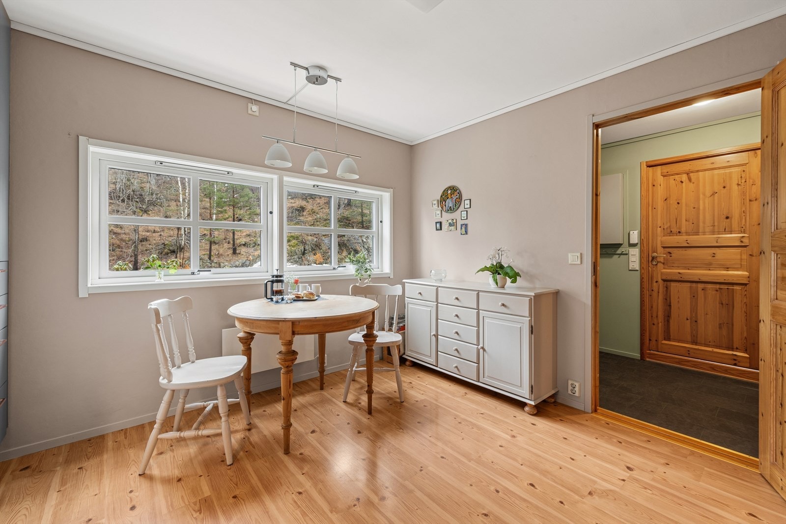 Det er god plass til en hyggelig spiseplass ved vinduet på kjøkkenet. Galleribilde