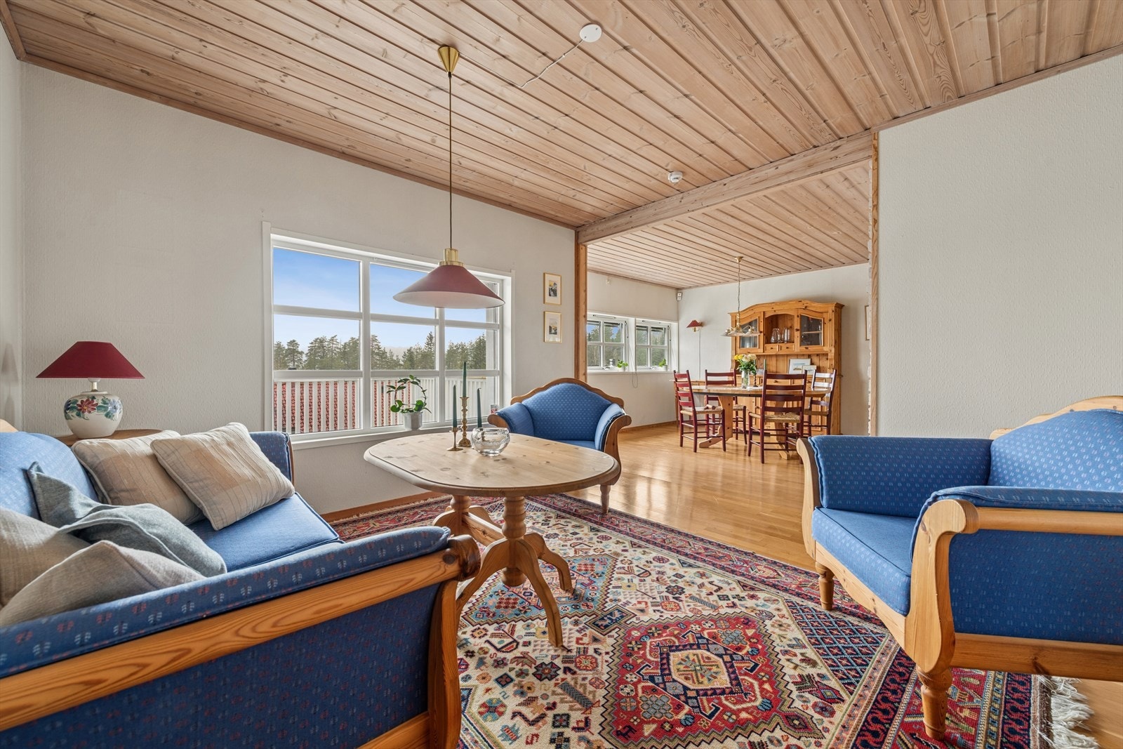 Himlingen i stuen er kledd med panel, som gir rommet en varm karakter. Galleribilde