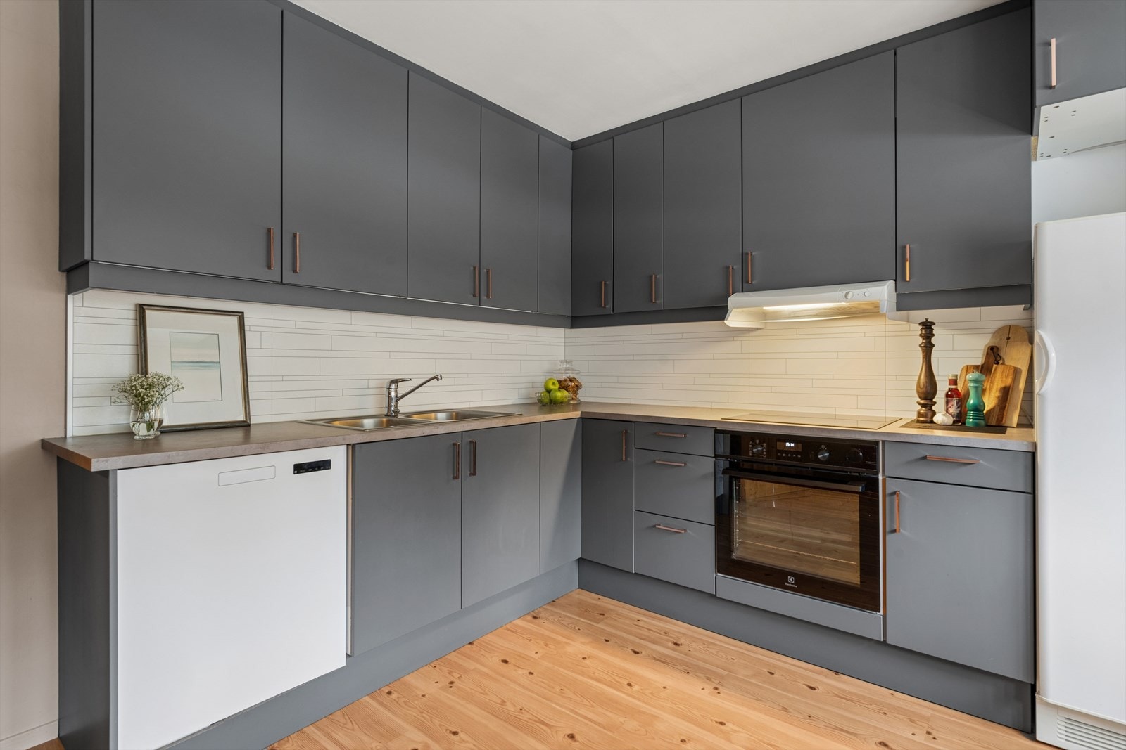 Innredningen har integrert stekeovn, induksjonstopp og ventilator med mekanisk avtrekk. Galleribilde