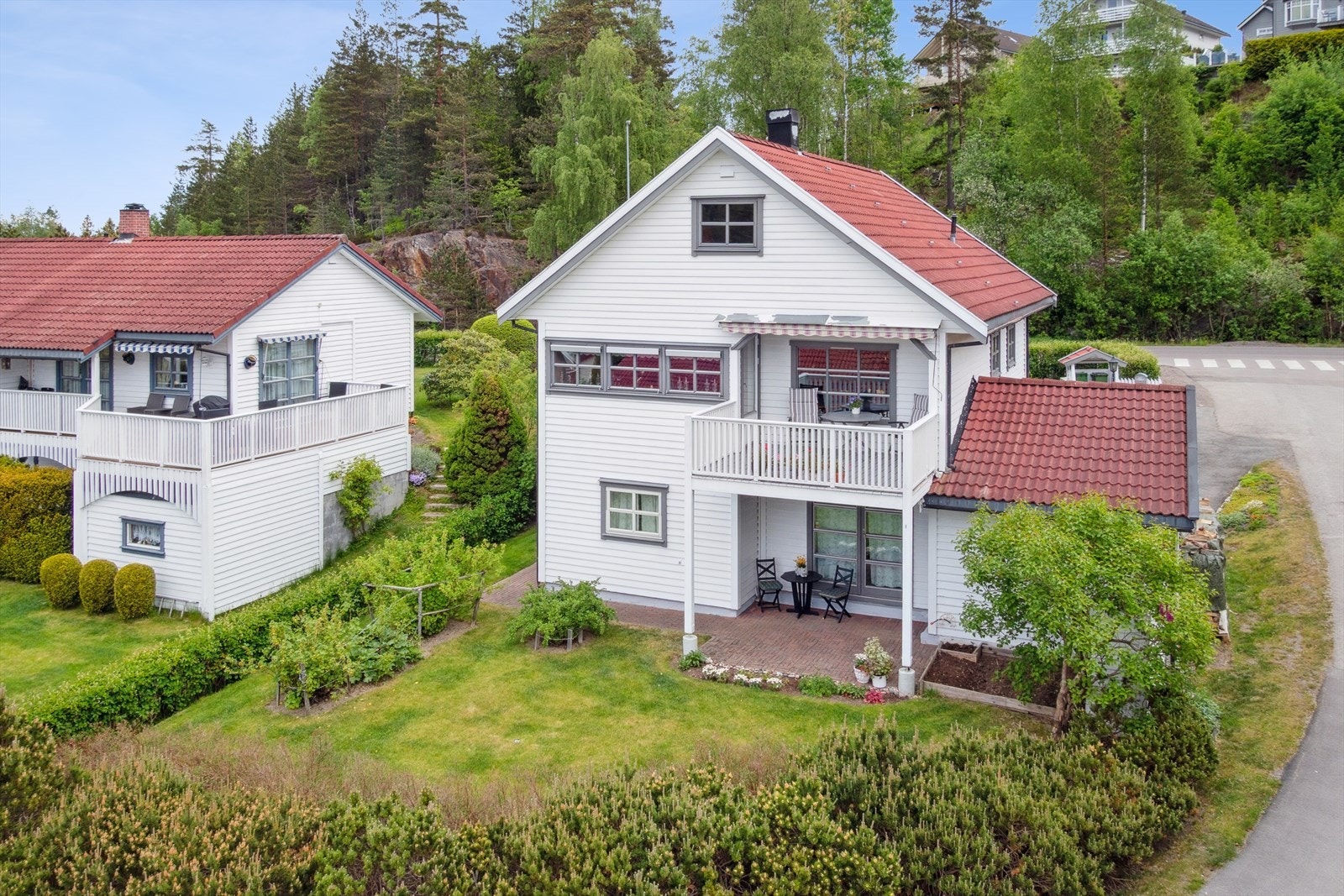 Boligen har en innholdsrik planløsning med et samlet internt bruksareal på 173 m², fordelt over tre etasjer. Galleribilde