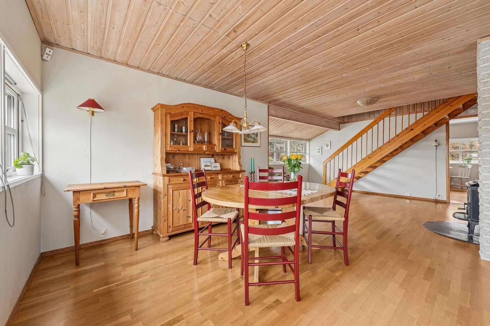 Spisestuen ligger i åpen forbindelse med stuen og har plass til store selskaper. Galleribilde