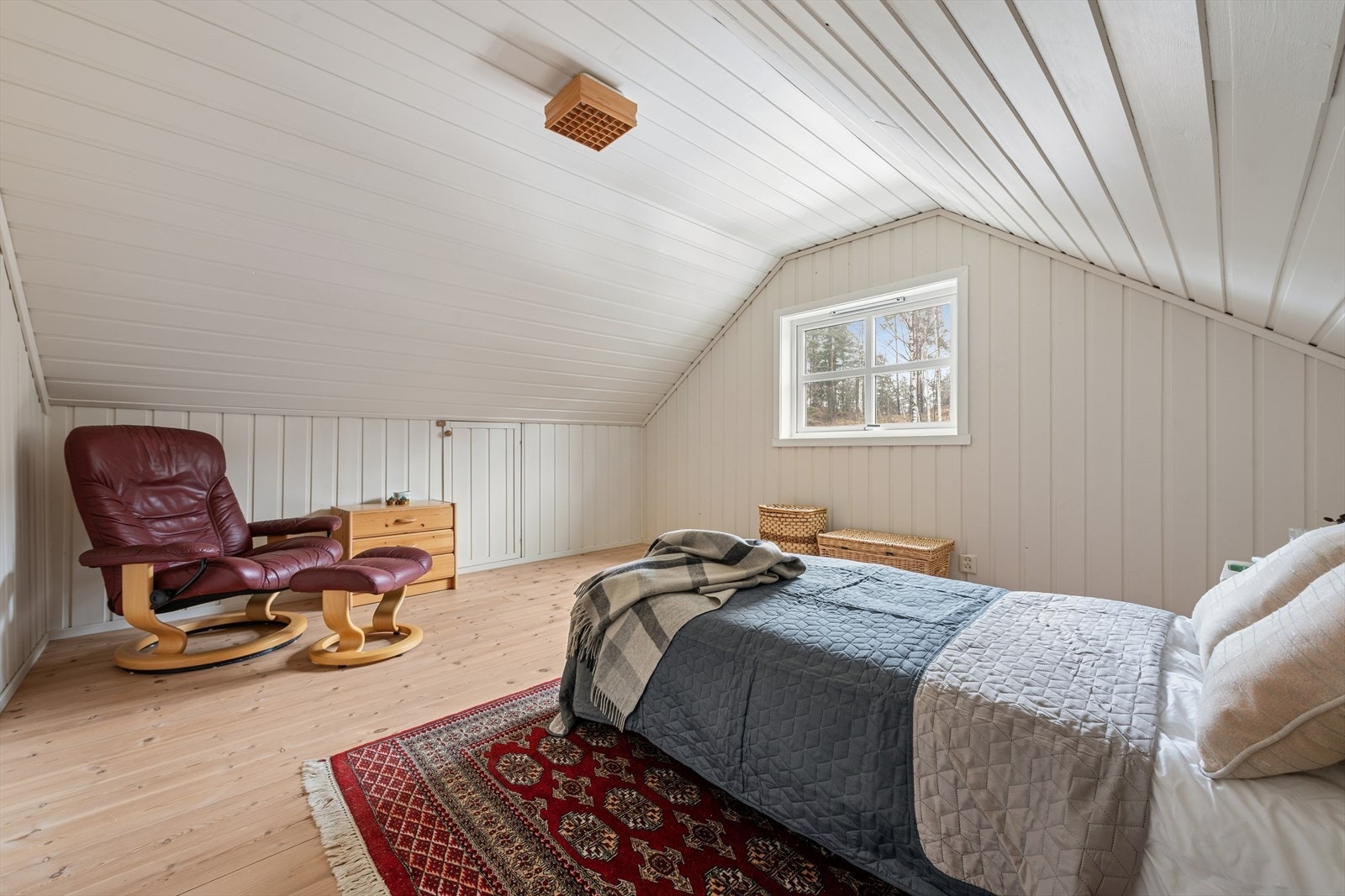 De to rommene på loftet er nyoppusset i 2025. Galleribilde