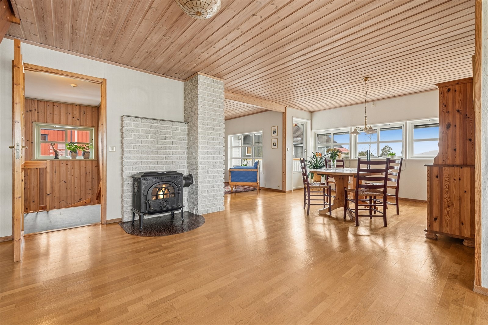 Stuen er et lunt samlingspunkt, sentrert rundt en peisovn fra byggeåret. Galleribilde