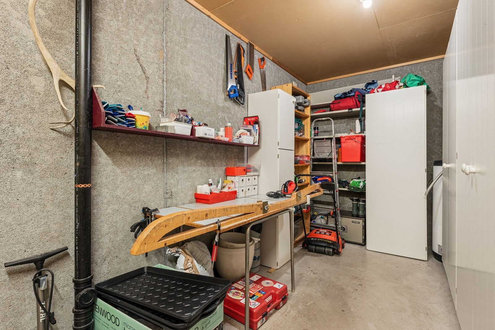 Boligen har rikelig med lagringsplass, med to boder i underetasjen. Her er også varmtvannsberederen fra 2022 plassert. Galleribilde