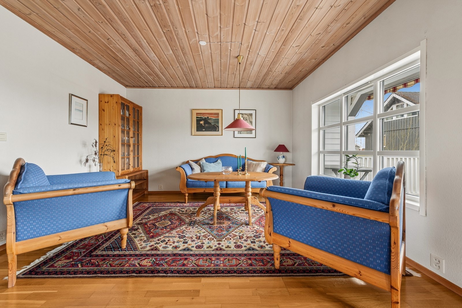 Den romslige stuen gir fleksibilitet for møblering i flere soner, som her med en egen sofakrok. Galleribilde