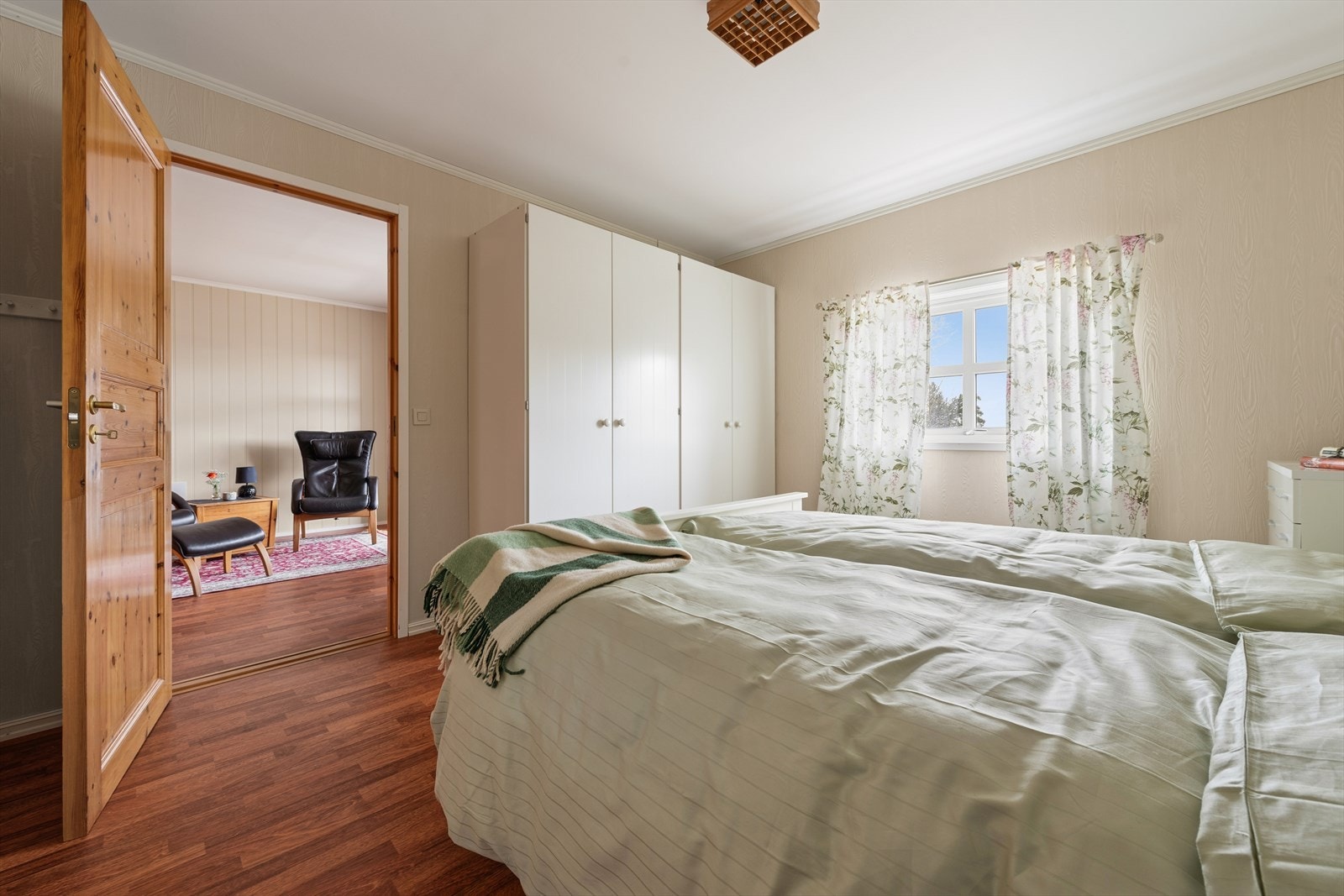 Underetasjen har to soverom. Dette rommet har god plass til dobbeltseng og garderobeskap. Galleribilde