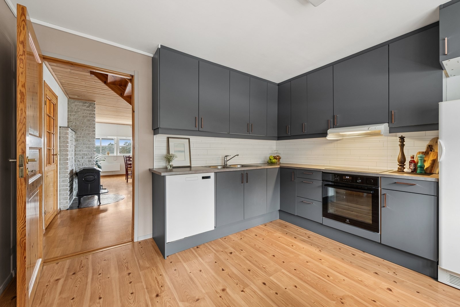 Kjøkkenet er et eget rom, men med enkel adkomst fra både hall og stue. Galleribilde