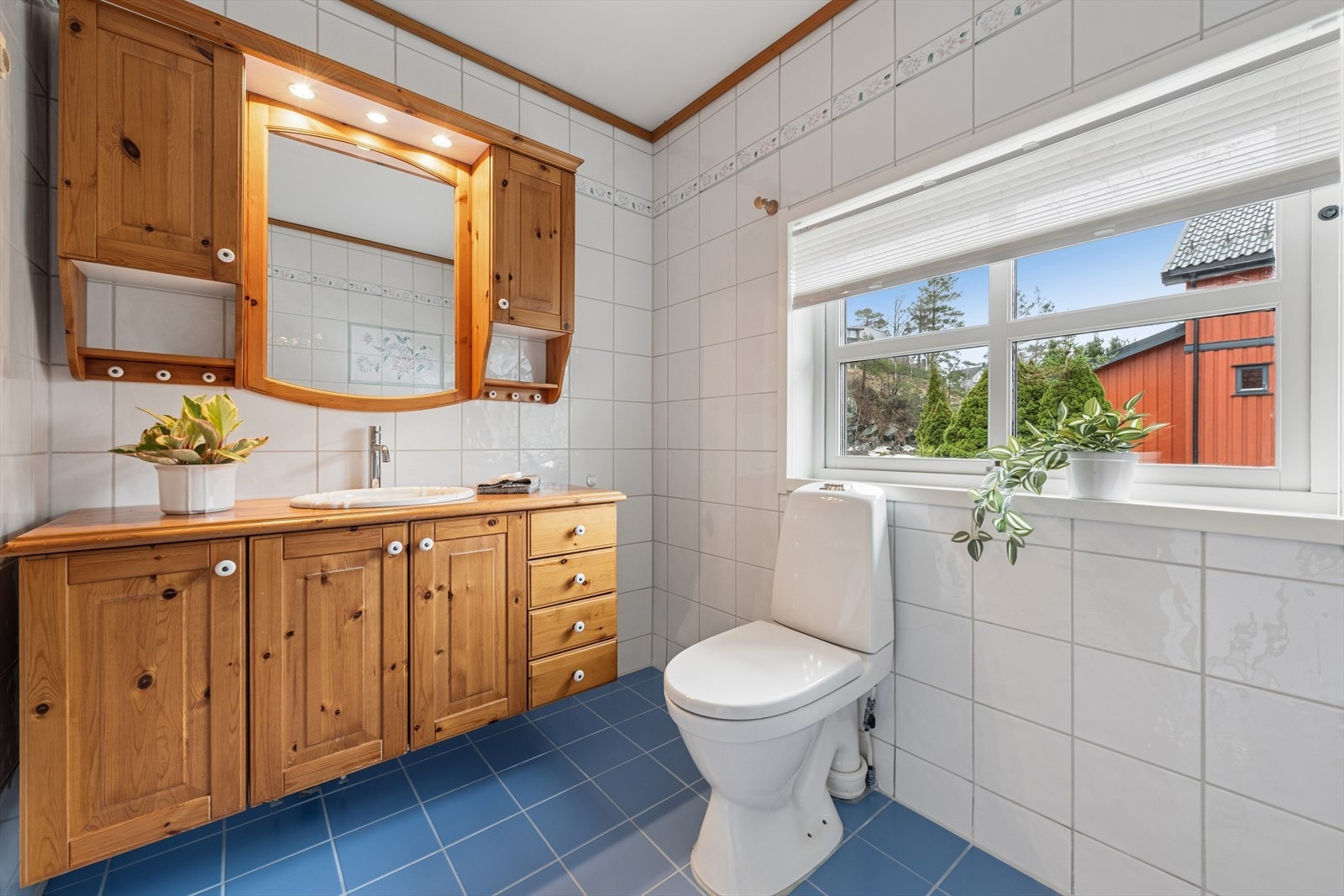 Badet i første etasje har flislagte overflater og er utstyrt med servant, toalett og dusj. Galleribilde