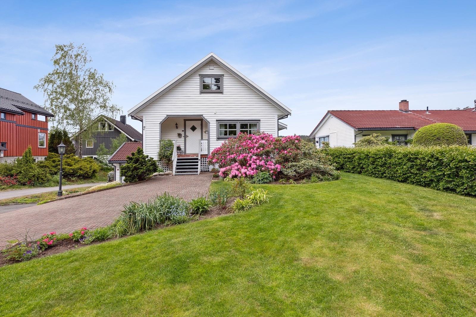 Et innbydende inngangsparti ønsker velkommen til denne velholdte eneboligen over tre plan. Galleribilde