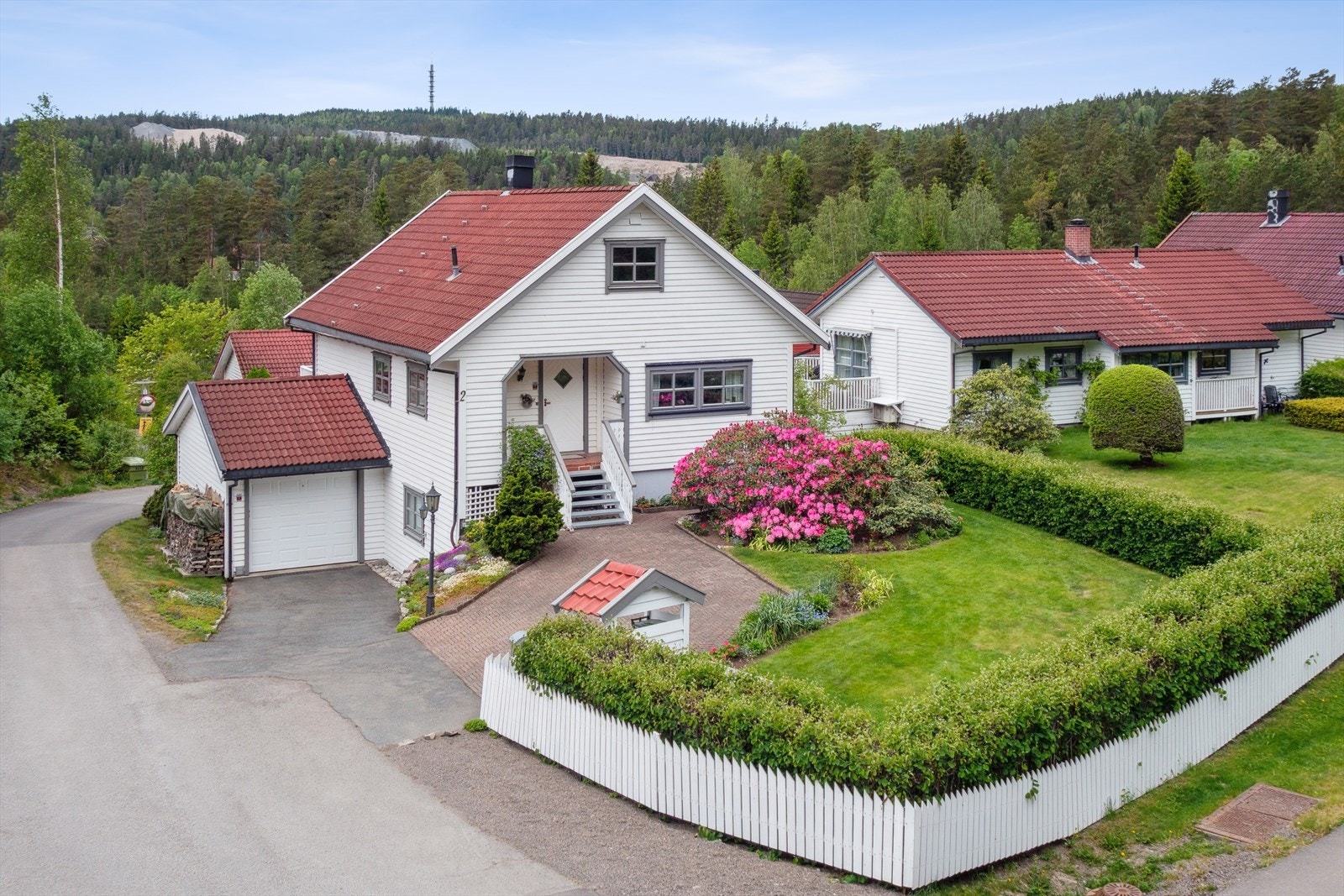 Velkommen til Brasmeveien 2! Enebolig fra 1986 med garasje og pent opparbeidet hage. Eiendommen ligger i et etablert og familievennlig boligområde. Galleribilde