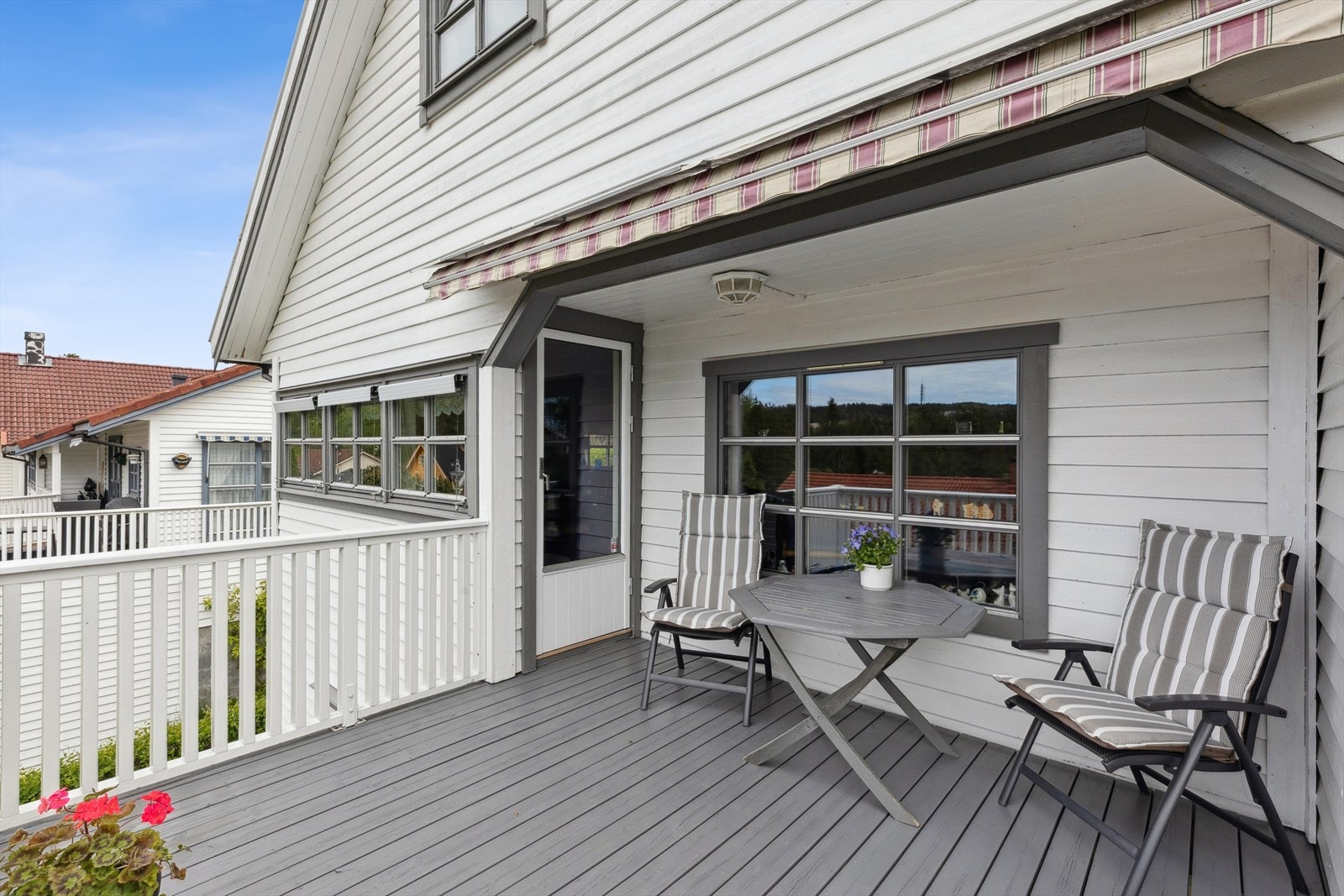 Balkongen har terrassebord fra 2016 og et nytt rekkverk satt opp i 2025. Galleribilde