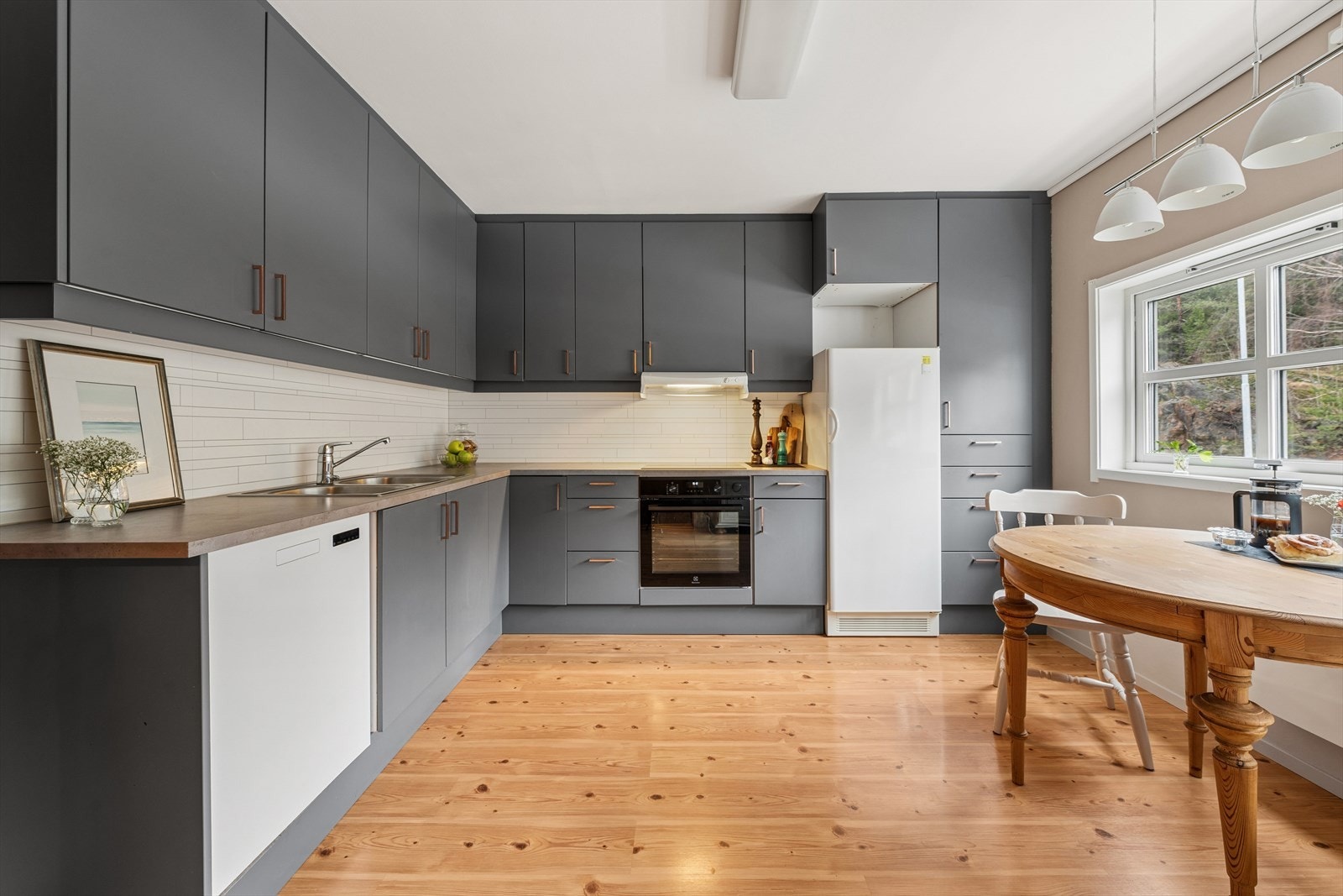 Kjøkkenet ble fornyet i 2016 med slette fronter og en benkeplate i laminat. Galleribilde