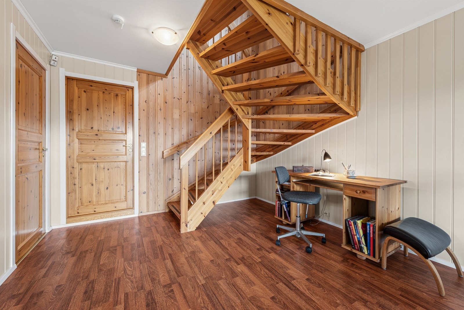 Trapperommet i underetasjen binder etasjen sammen med resten av huset. Galleribilde