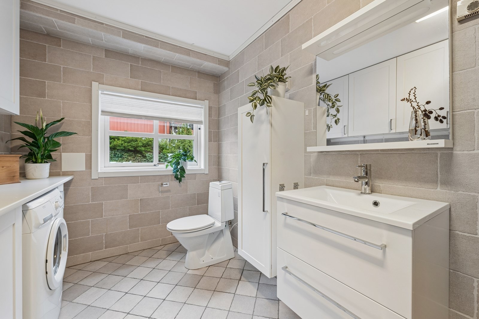 Praktisk kombinert bad og vaskerom i underetasjen, oppgradert i 2015 med nye fliser og innredning. Galleribilde