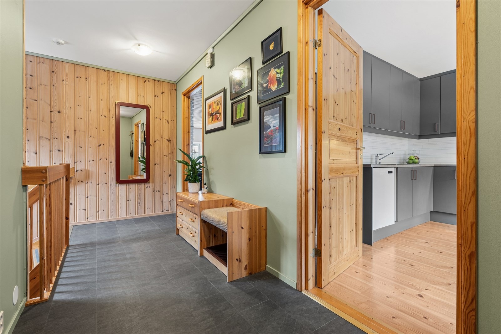 Fra hallen er det enkel tilgang til boligens kjøkken og stue, noe som gir en god flyt i etasjen. Galleribilde