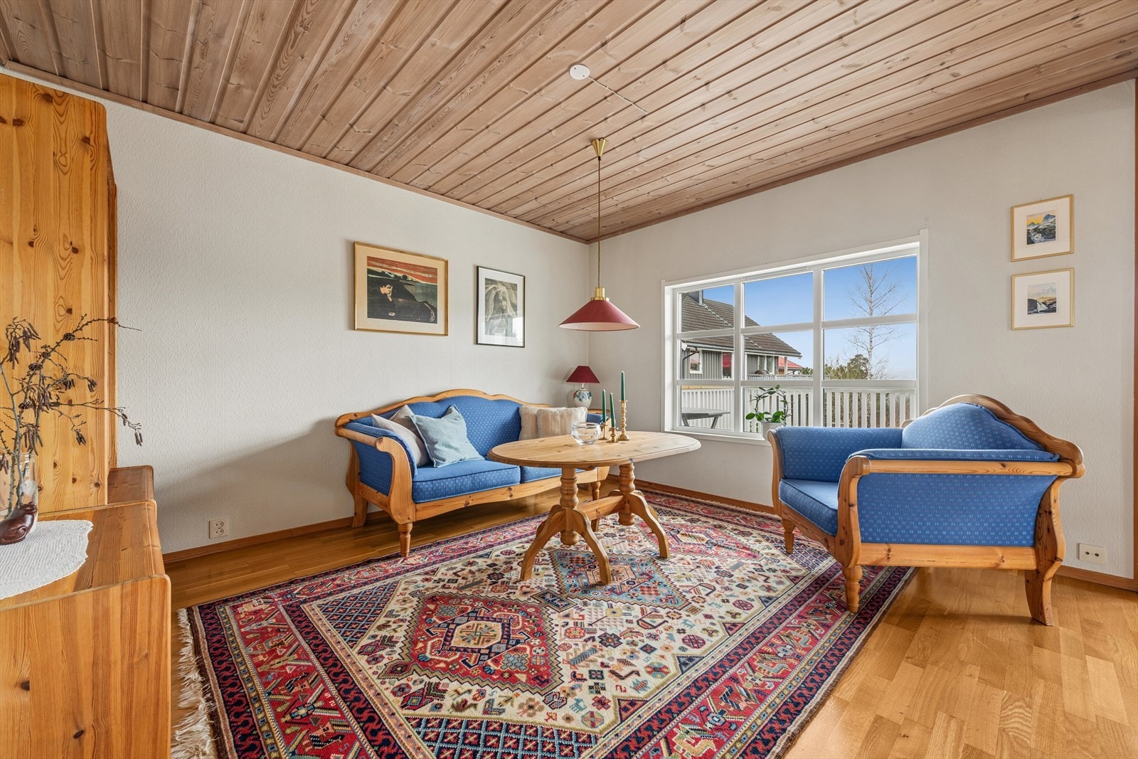 Store vindusflater med isolerglass fra byggeåret gir rikelig med dagslys til oppholdsrommene. Galleribilde