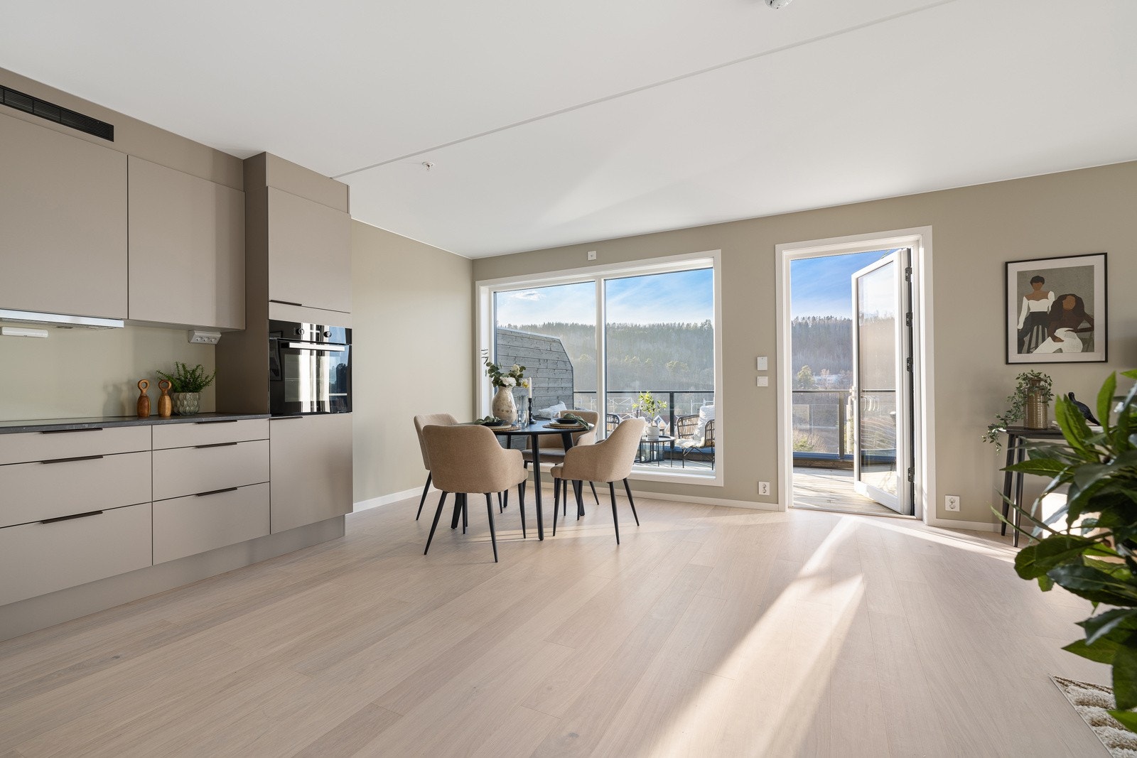 God plass til spisestue og utgang til balkong Galleribilde