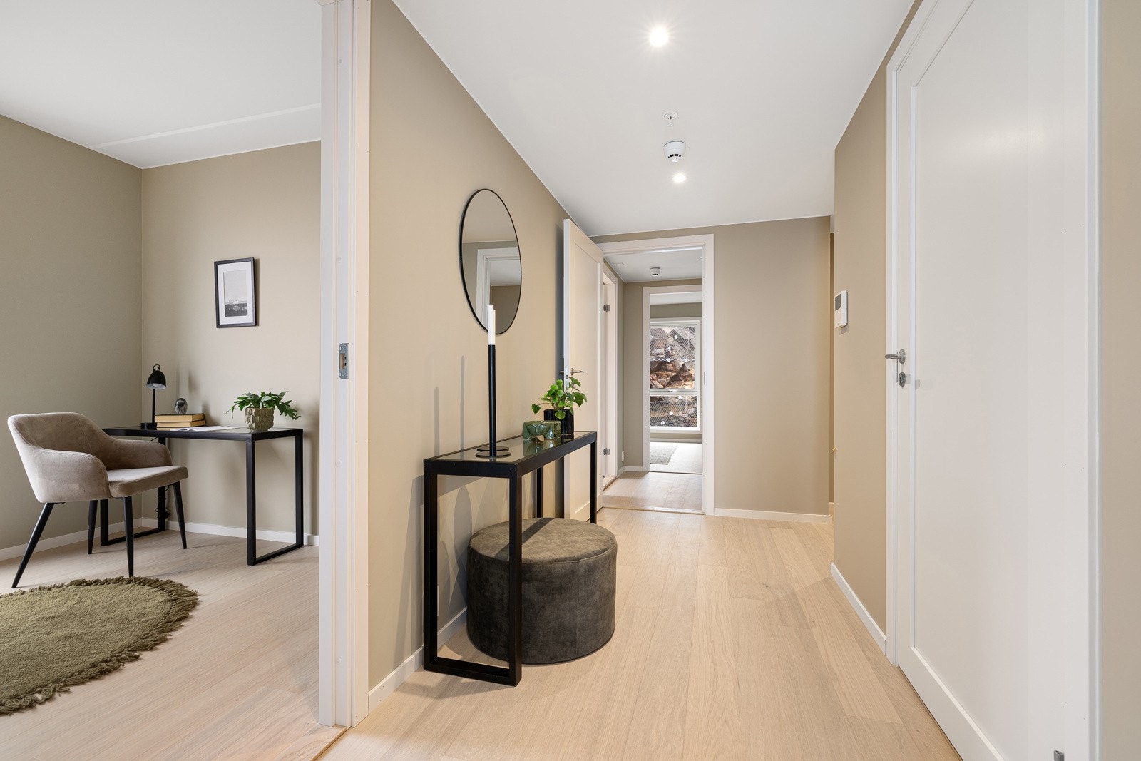 Gang med innfelt belysning i tak Galleribilde