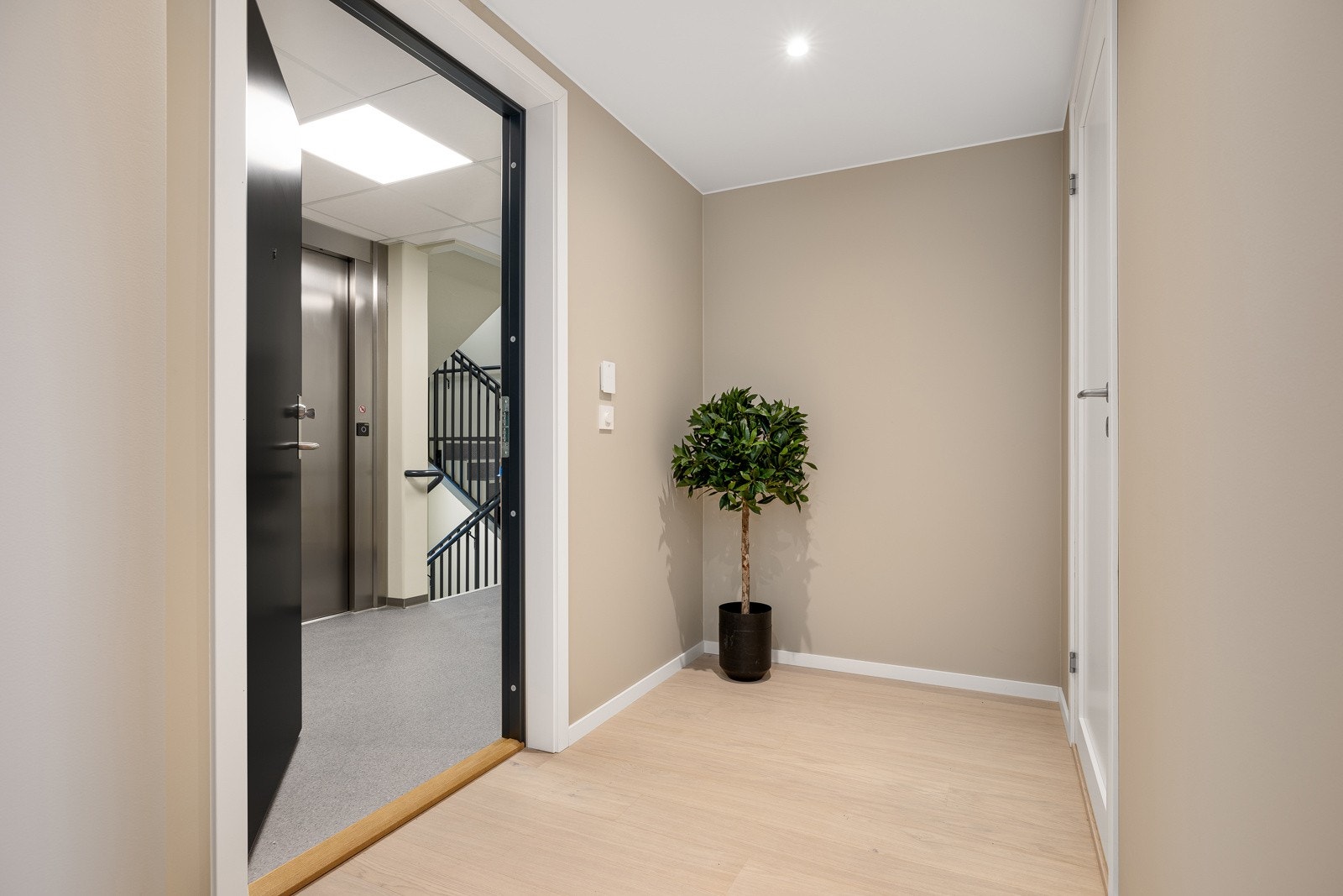 Inngangsparti i leiligheten, her vil du også ha plass til garaderobe om du ønsker det Galleribilde