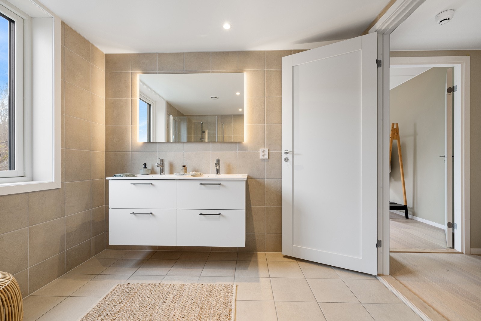 Doble vasker og speil med innfelt belysning Galleribilde