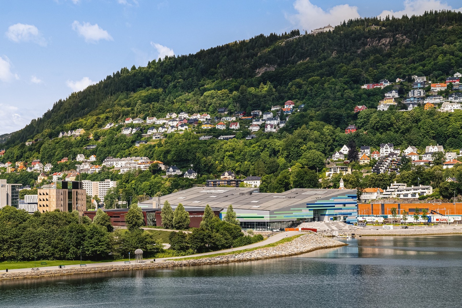 Kort vei til lokale aktiviteter som buldrehall og ADO Arena. Galleribilde