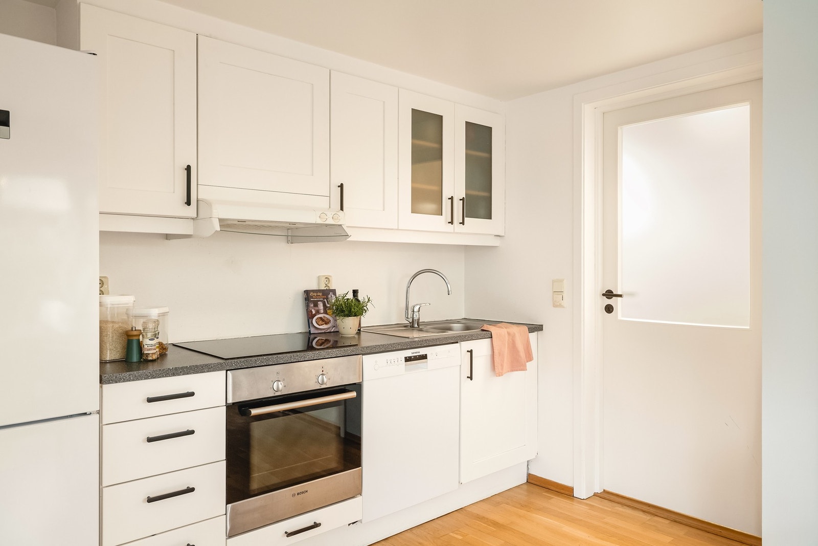 Et av overskapene har glassfonter som gir et elegant preg. Galleribilde