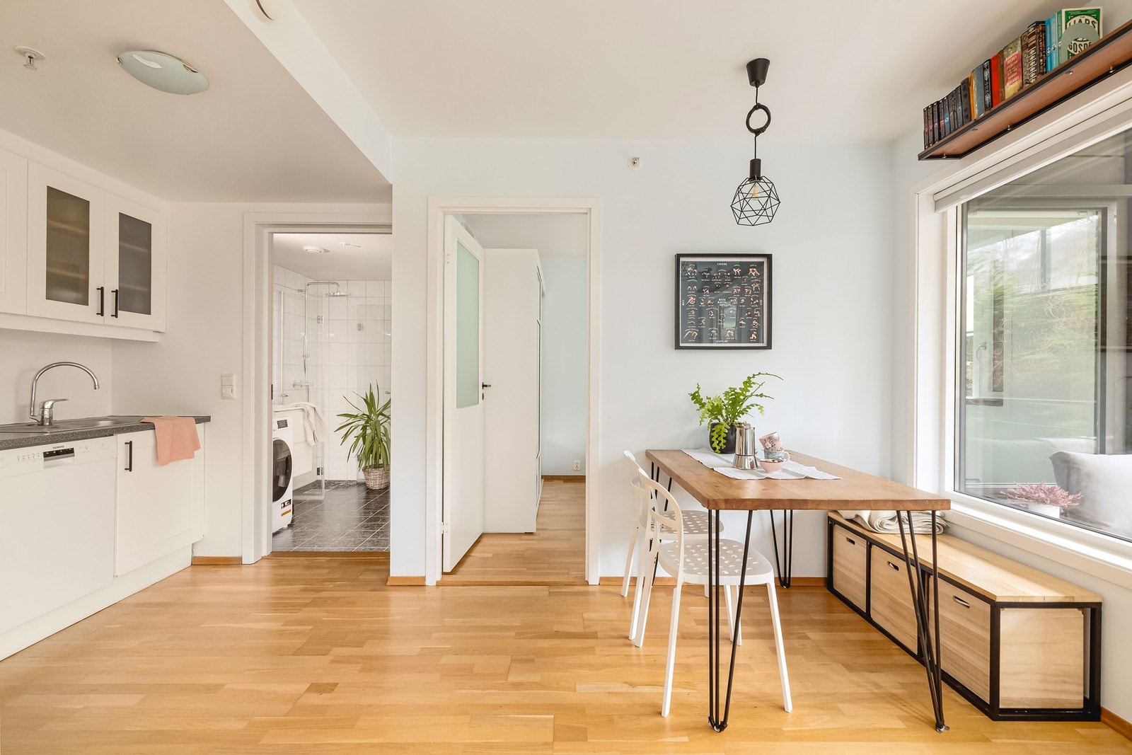 Fra stuen kommer en inn til det åpne og lyse soverommet på 11,1m². Galleribilde