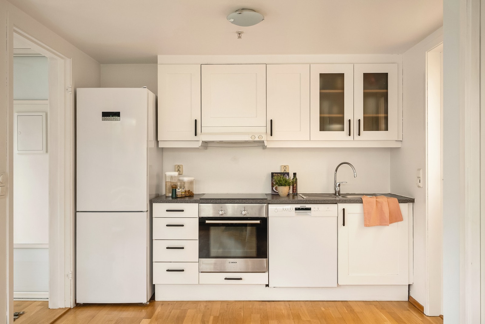 Kjøkkenet er også utstyrt med integrert induksjonstopp og stekeovn, og det er i tillegg opplegg for oppvaskmaskin. Galleribilde