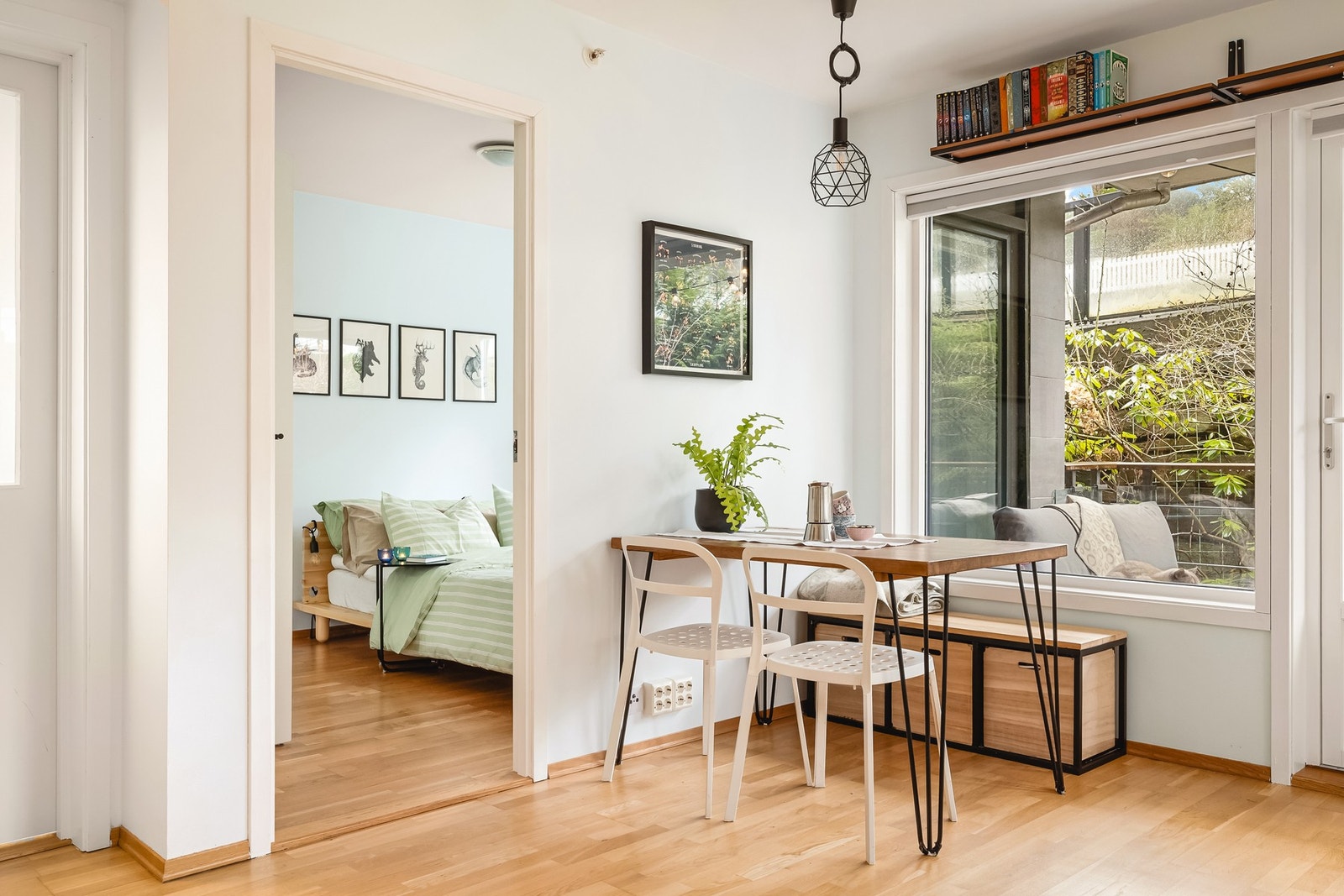 I stuen kan en innrede med en koselig spisegruppe. Galleribilde