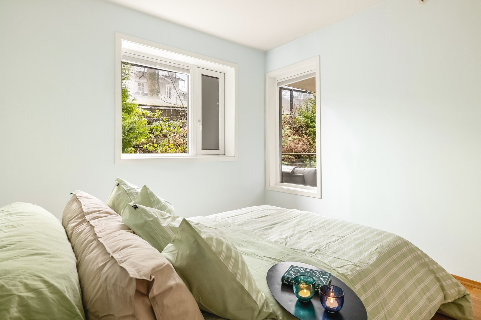 Rommet er lyst og luftig, malt i stilrene farger. Galleribilde