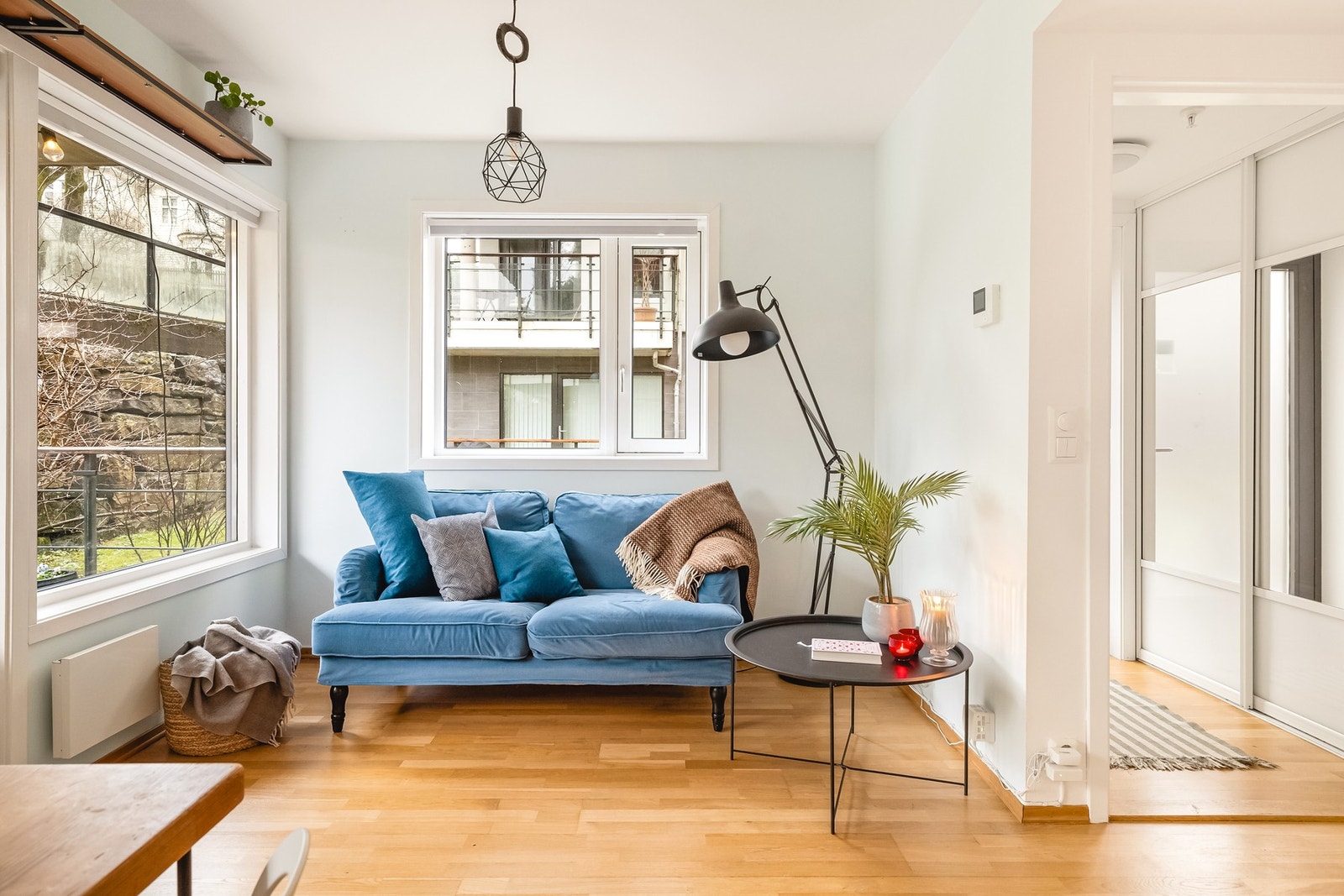 Stuen byr på romslige arealer og gir gode muligheter for å innrede med møblement i ønsket størrelse. Galleribilde