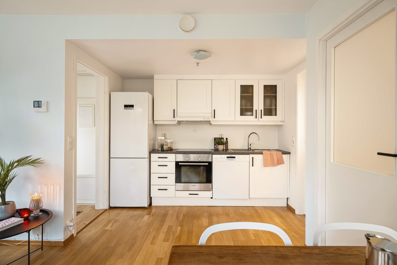 Kjøkkenet har en moderne innredning med slette fronter og laminat benkeplate. Galleribilde