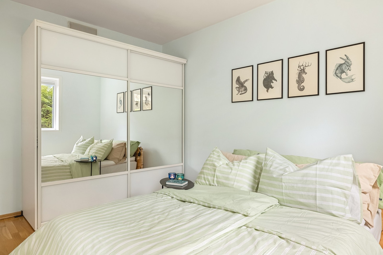 Her har en god plass til dobbeltseng og garderobeløsning, noe som gir rommet både funksjonalitet og komfort. Galleribilde