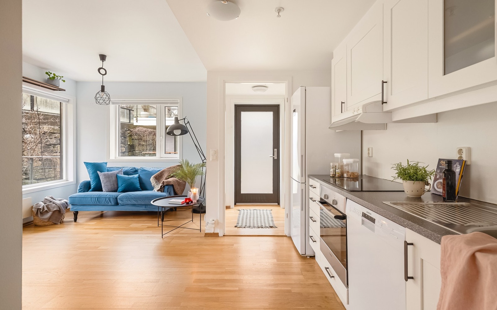 Rommets store vindusflater sørger for rikelig lysinnslipp. Galleribilde