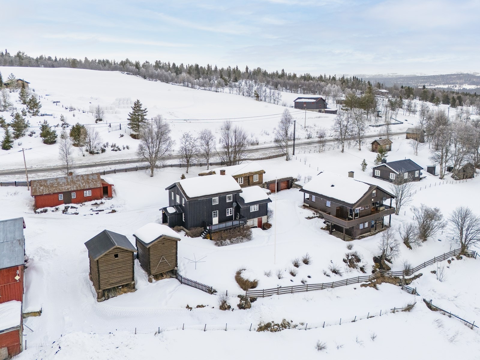 Fra eiendommen er det ca 400 m til nærmeste busstopp, og ca 5 minutters kjøring til barnehage og barneskole, samt dagligvare. Galleribilde