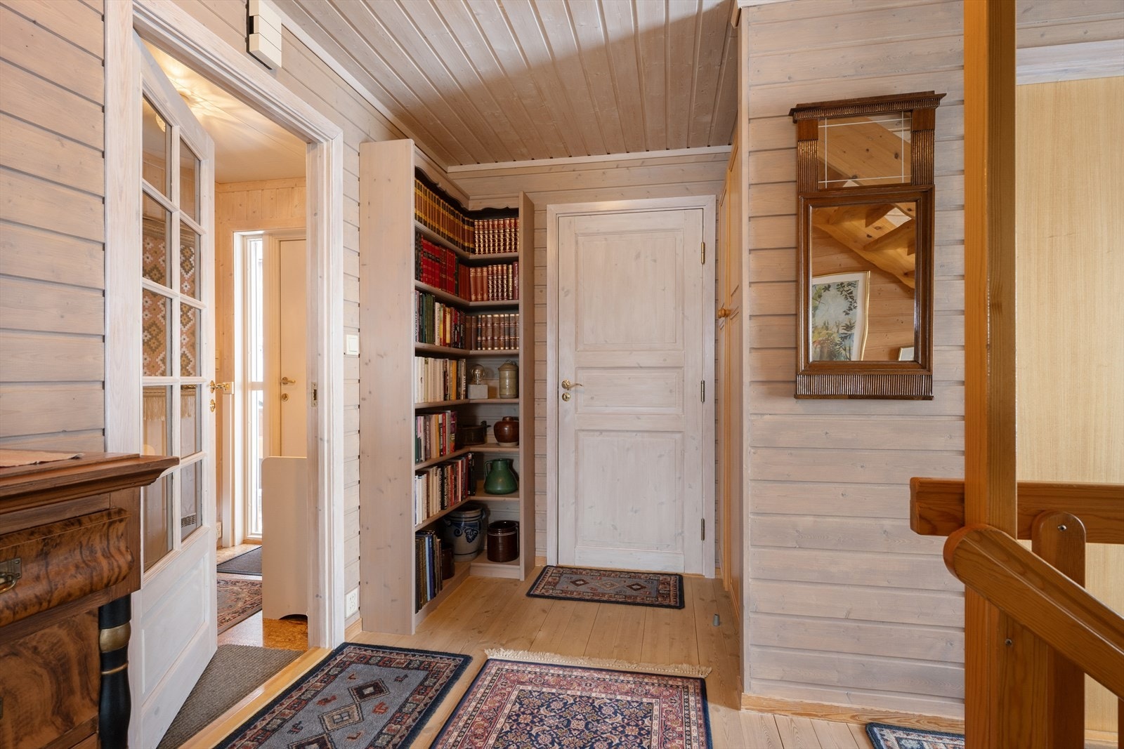 Her møtes du av en lys og innbydende entré med heltregulv og panel. Galleribilde