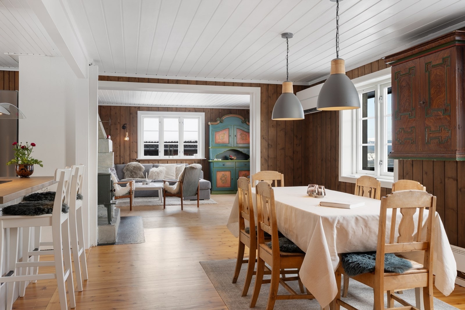Med god plass til langbord er det enkelt å samle familie og venner. Galleribilde