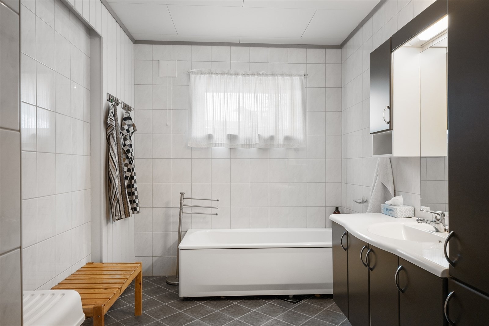 Rommet er innredet med en praktisk innredning, dusjnisje, badekar og gulvmontert wc. Galleribilde